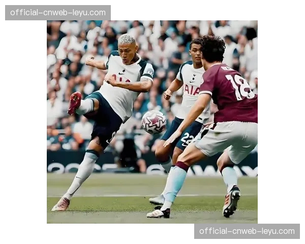 热刺新援前锋进球后冲向看台,与刚刚出生的孩子隔空庆祝