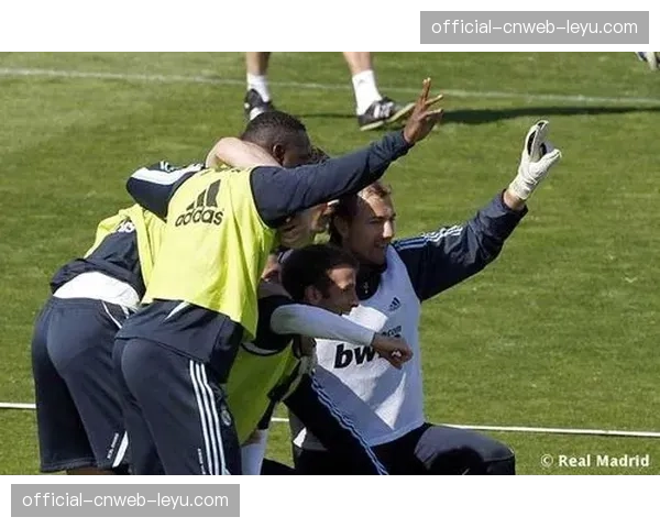 赛前训练开放日：超过万名球迷入场观看皇家马德里公开训练