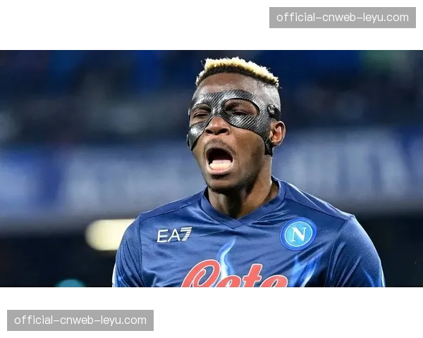 落寞的奥斯梅恩：坐在草皮上，久久不愿起身