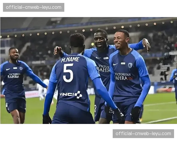 巴黎FC球迷庆祝历史性胜利，升班马成欧战格局搅局者